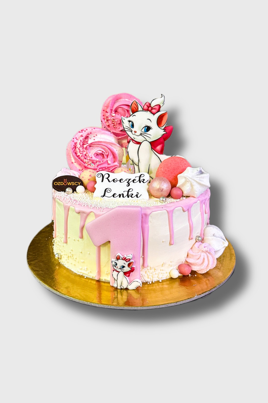 Tort urodzinowy wydruk cukrowy kotek z lizakami bezowymi