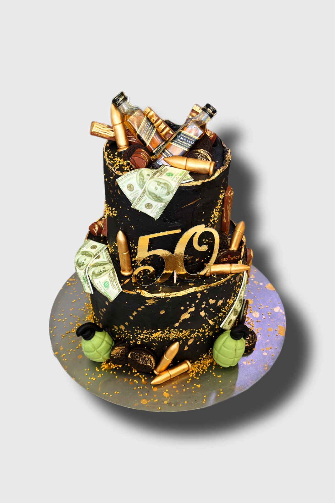 Tort urodzinowy wydruk cukrowy czarny z alkoholem, amunicją, słodyczami