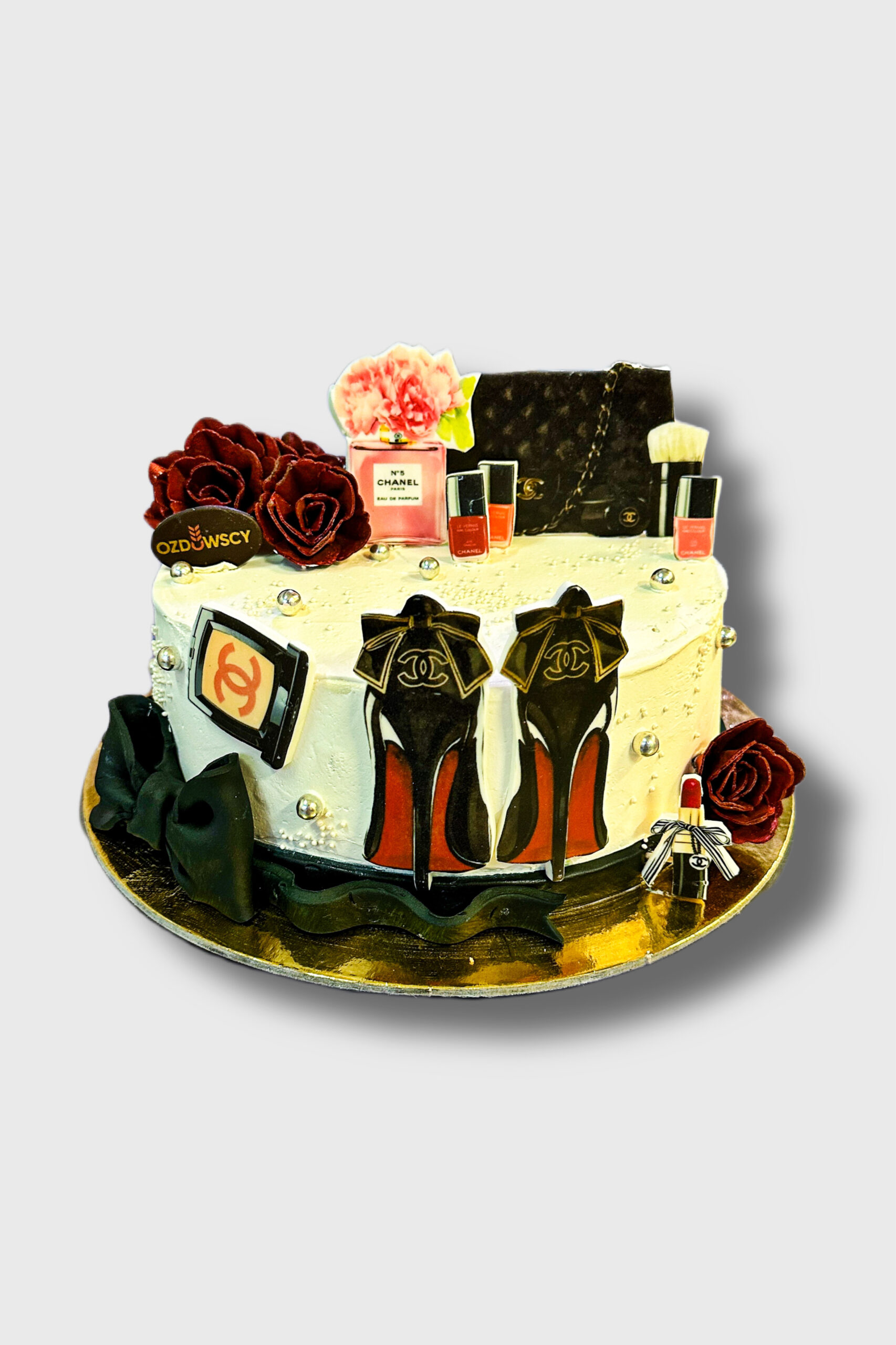Tort urodzinowy artystyczny - kobiecy z gadżetami
